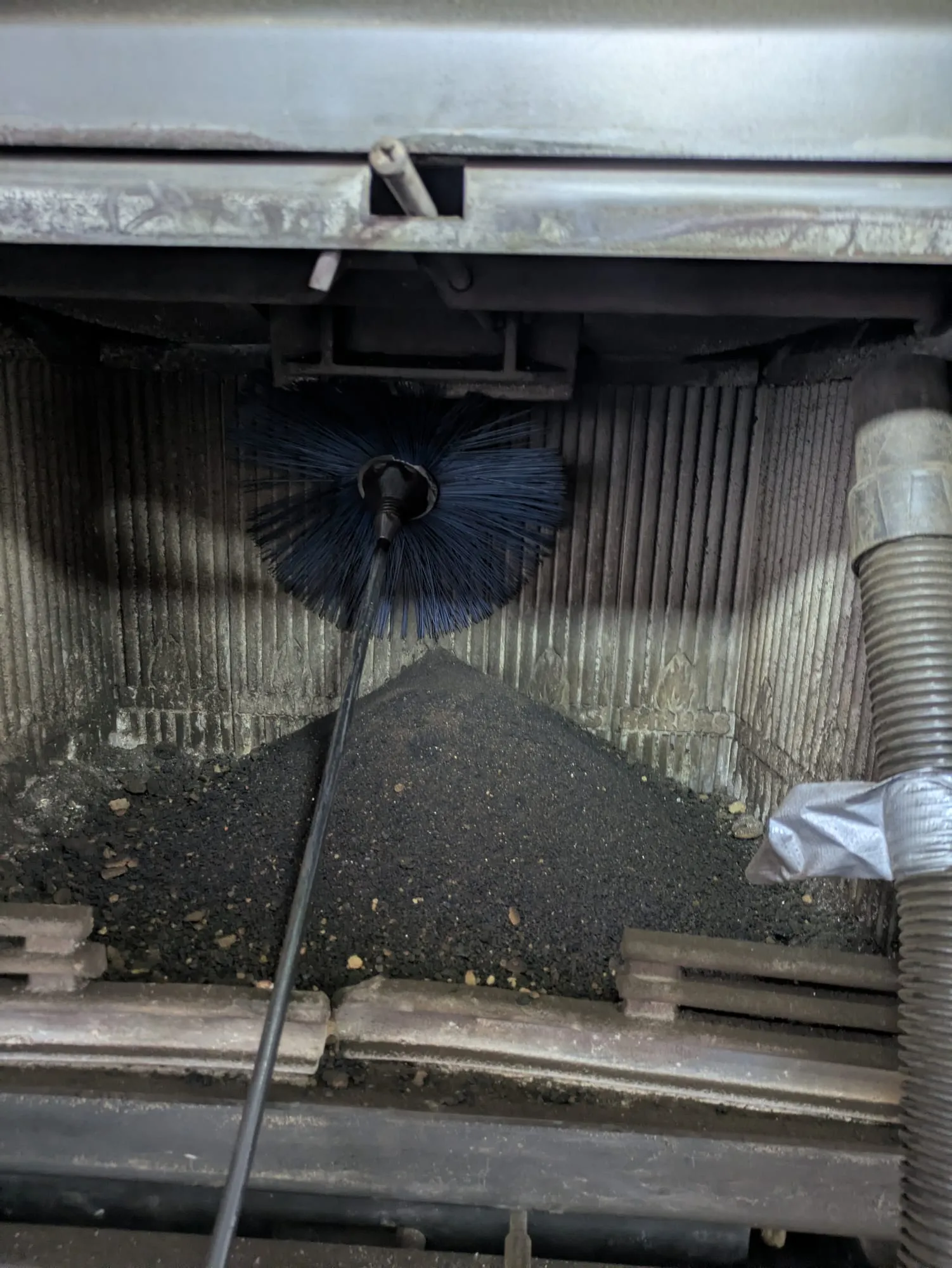 Hérisson de ramonage dans le conduit d'un insert